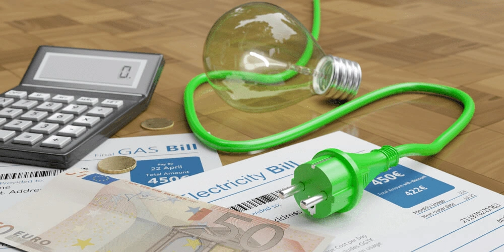 Symbolbild mit Stromrechnung, Geld und Glühbirne zur Veranschaulichung von Haushaltsausgaben für Energie